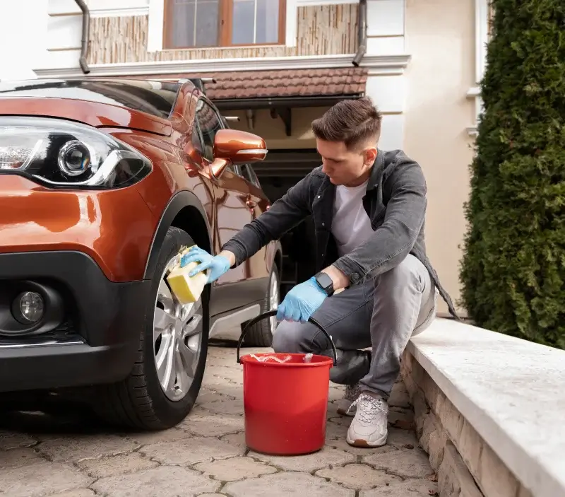 Lavage auto à domicile Lignières-de-Touraine : professionnel intervenant sur un véhicule